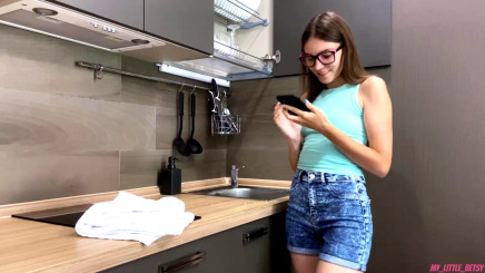 Симпатичная брюнетка оплатила курьерскую доставку сексом