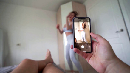 Фотографу дала что бы тот дал ей толчок