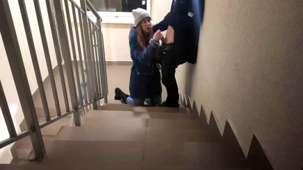 Отсосала в подъезде потом повёл домой что бы дососала