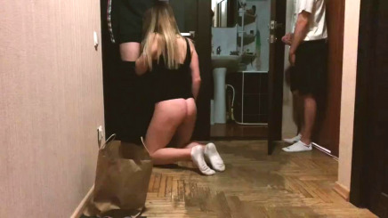 Курьер кончил в меня, пока мой муж подсматривал