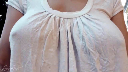 Сиськи прыгают под рубашкой во время бега и ходьбы