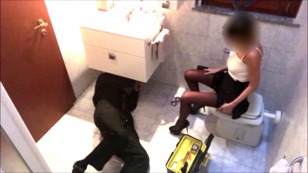 Блондинка трахается с сантехником скрыто снято