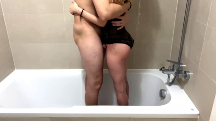 Вдвоём помыться залезли