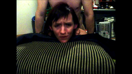 Плачет так больно в попу