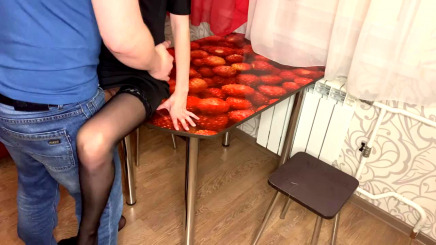 Отымел девушку на столе и снял на скрытую камеру