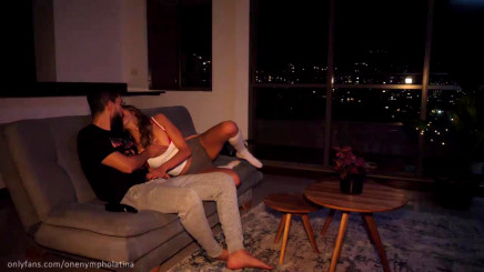 Пьяной девушке понравился романтик