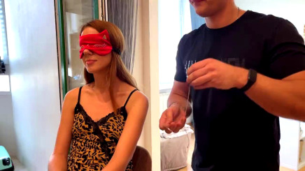 Муж одел повязку на глаза жены, друзья трахают жену