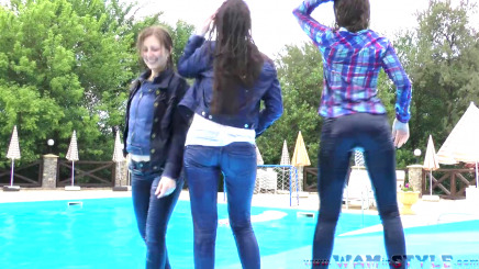 Три подружки мокрых джинсах развлекаются в бассейне