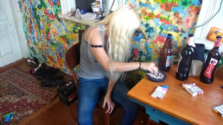 Русская женщина бухает дома и снимает себя шлюху на камеру