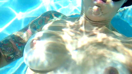 Снимай трусы давай голыми искупаемся в бассейне