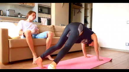 Секс вместо йоги с Eva Elfie