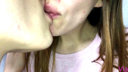 Так и лишилась девственности пока предки не слышат