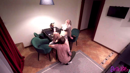 Блоггер трахнул девственницу в анал - Скрытая камера